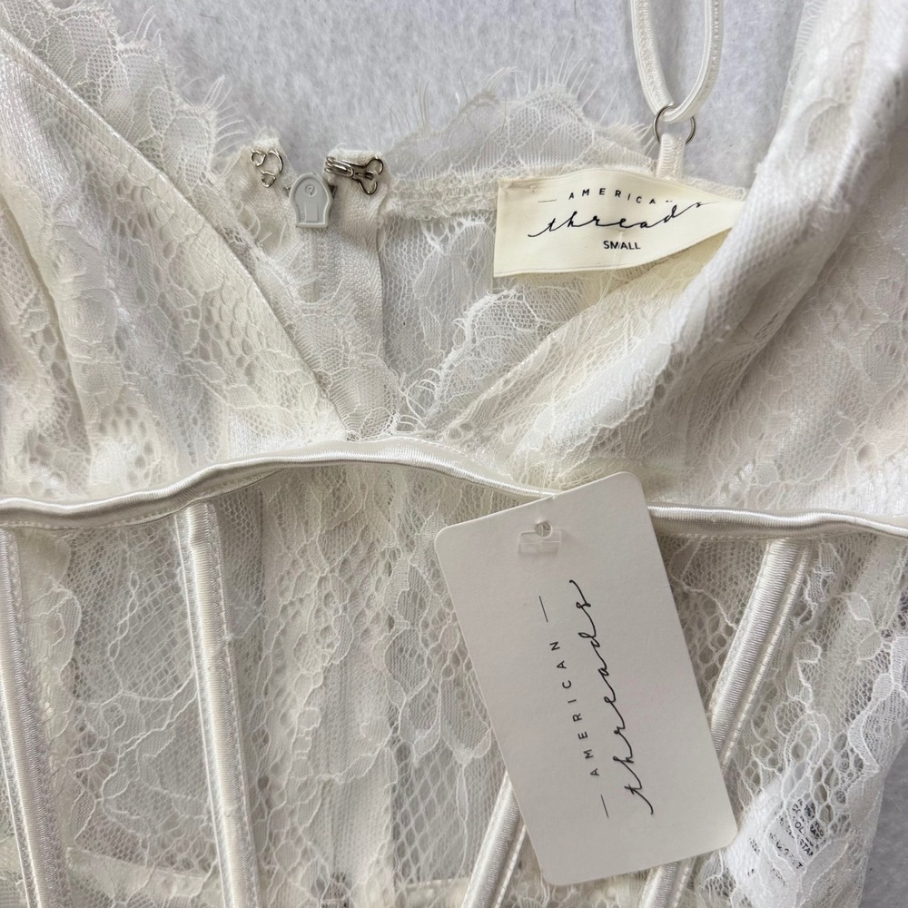 American Threads White Lace Corset bustier Festival Eyelash Trim NWT Small - Picture 2 of 8